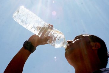 Hidratarse, aún sin esperara a tener sed. Hidratarse, aún sin esperara a tener sed.