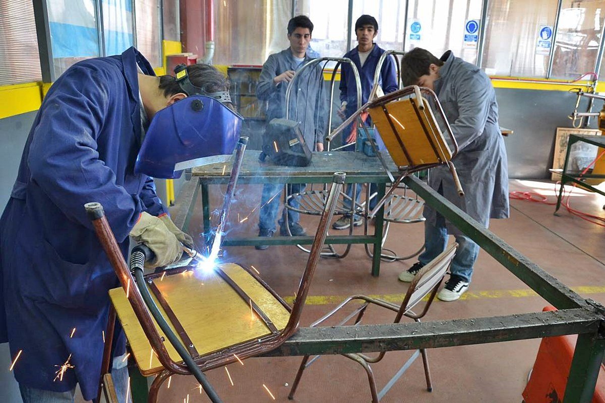 Las escuelas técnicas advierten que tendría un fuerte golpe presupuestario si la medida avanza. Las escuelas técnicas advierten que tendría un fuerte golpe presupuestario si la medida avanza.
