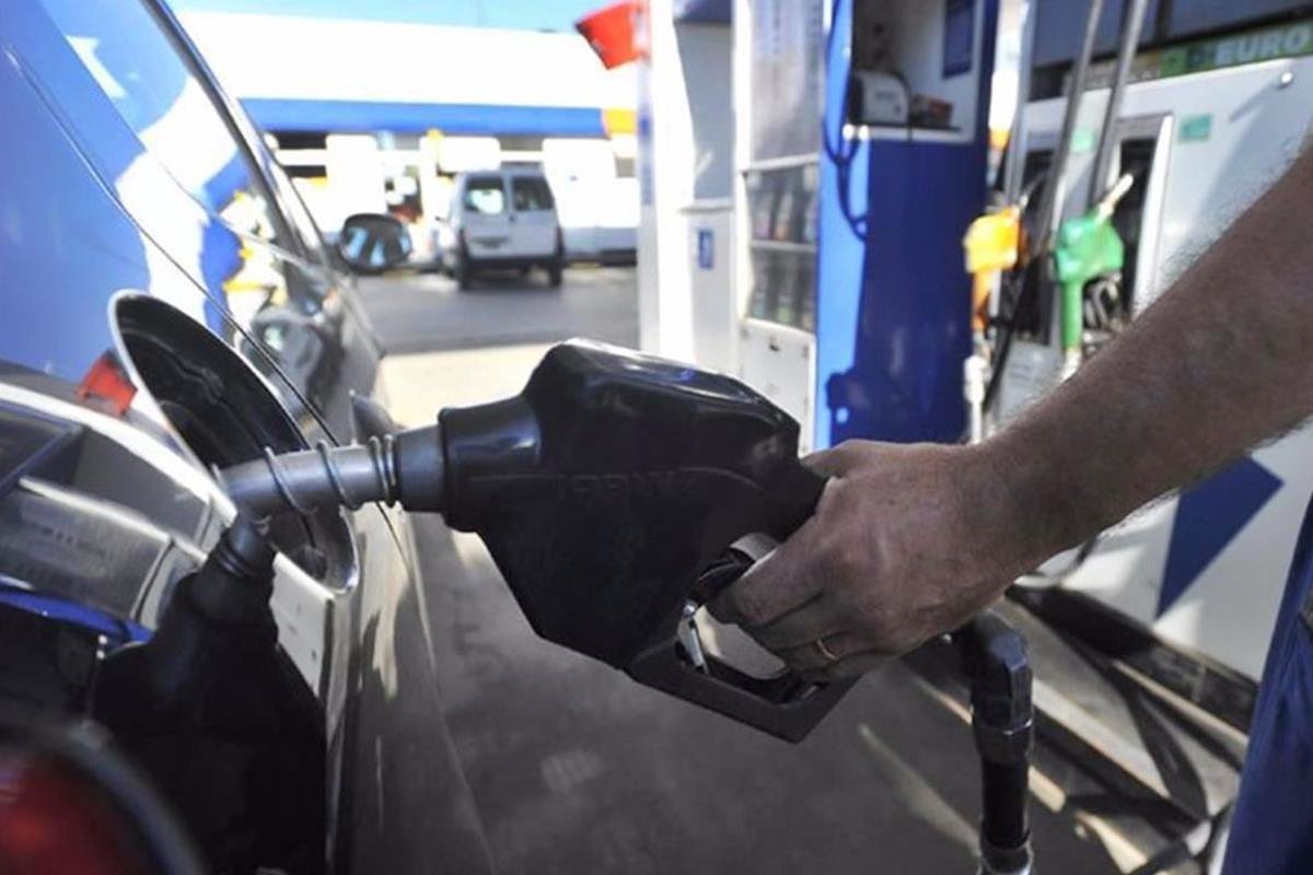Las ventas al público de combustibles cayeron un 1,2% interanual en julio. Las ventas al público de combustibles cayeron un 1,2% interanual en julio.