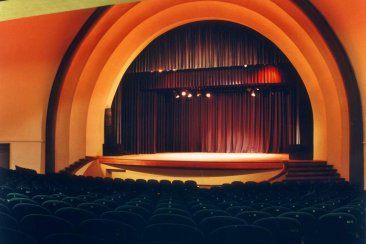 El escenario del Teatro Odeón con gran cantidad de obras en noviembre. El escenario del Teatro Odeón con gran cantidad de obras en noviembre.