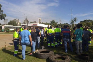 Los trabajadores protestando frente a la planta industrial Los trabajadores protestando frente a la planta industrial