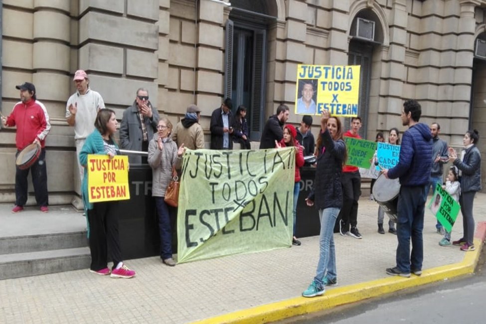 Familiares del joven asesinado en plaza Zorraqu&iacute;n se manifestaron en la puerta de Tribunales