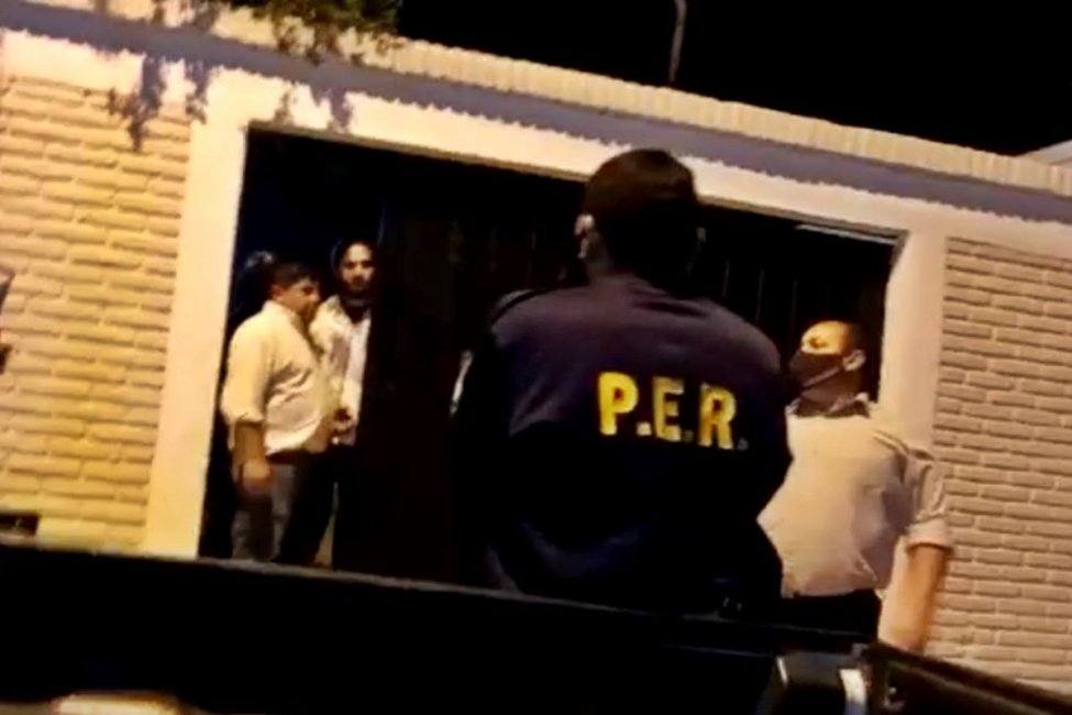 VIDEOS: Agredieron a inspectores y a policías que intervinieron por una fiesta familiar en el barrio Lezca
