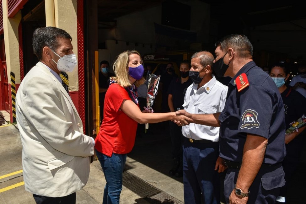 Bomberos Voluntarios de Concordia celebraron la visita y el aporte recibido desde provincia