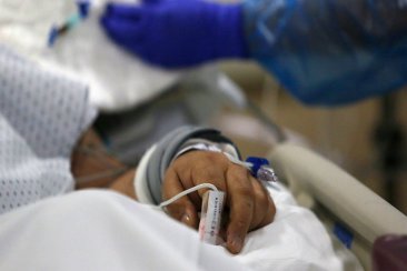 La mujer presenta una insuficiencia respiratoria. La mujer presenta una insuficiencia respiratoria.