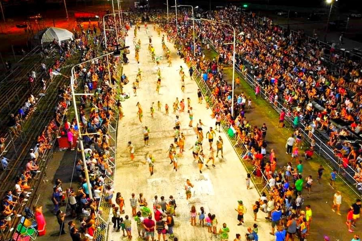 Las comparsas son acompa&ntilde;adas por un gran marco de p&uacute;blico en sus ensayos.