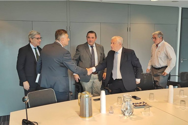 Autoridades de CARU se reunieron con el gobierno uruguayo por la profundizaci&oacute;n del dragado