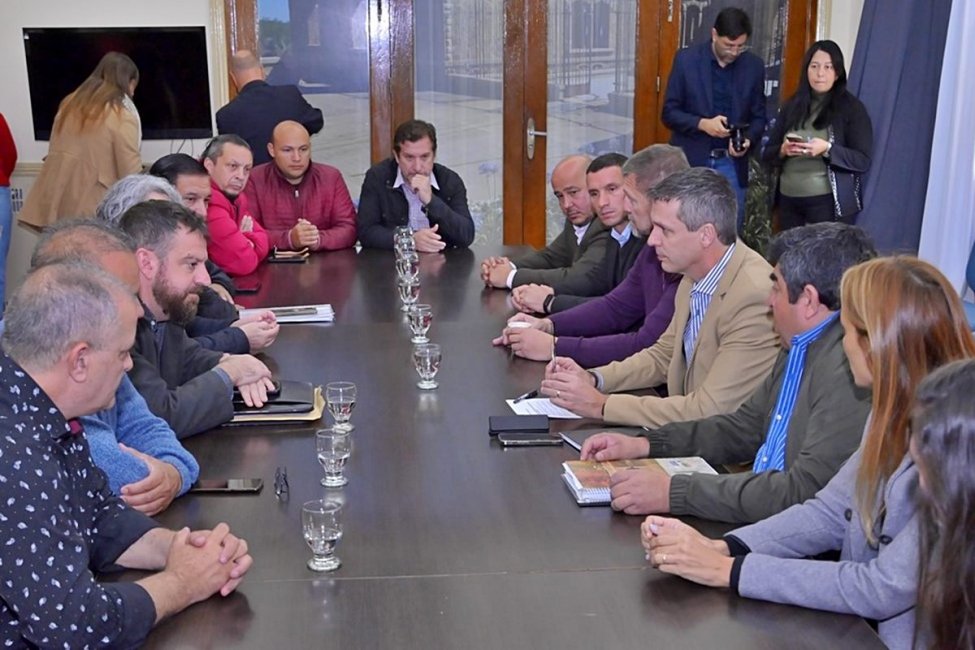 El intendente formalizó la entrega de terrenos a gremios y trabajadores por medio del InVyTAM