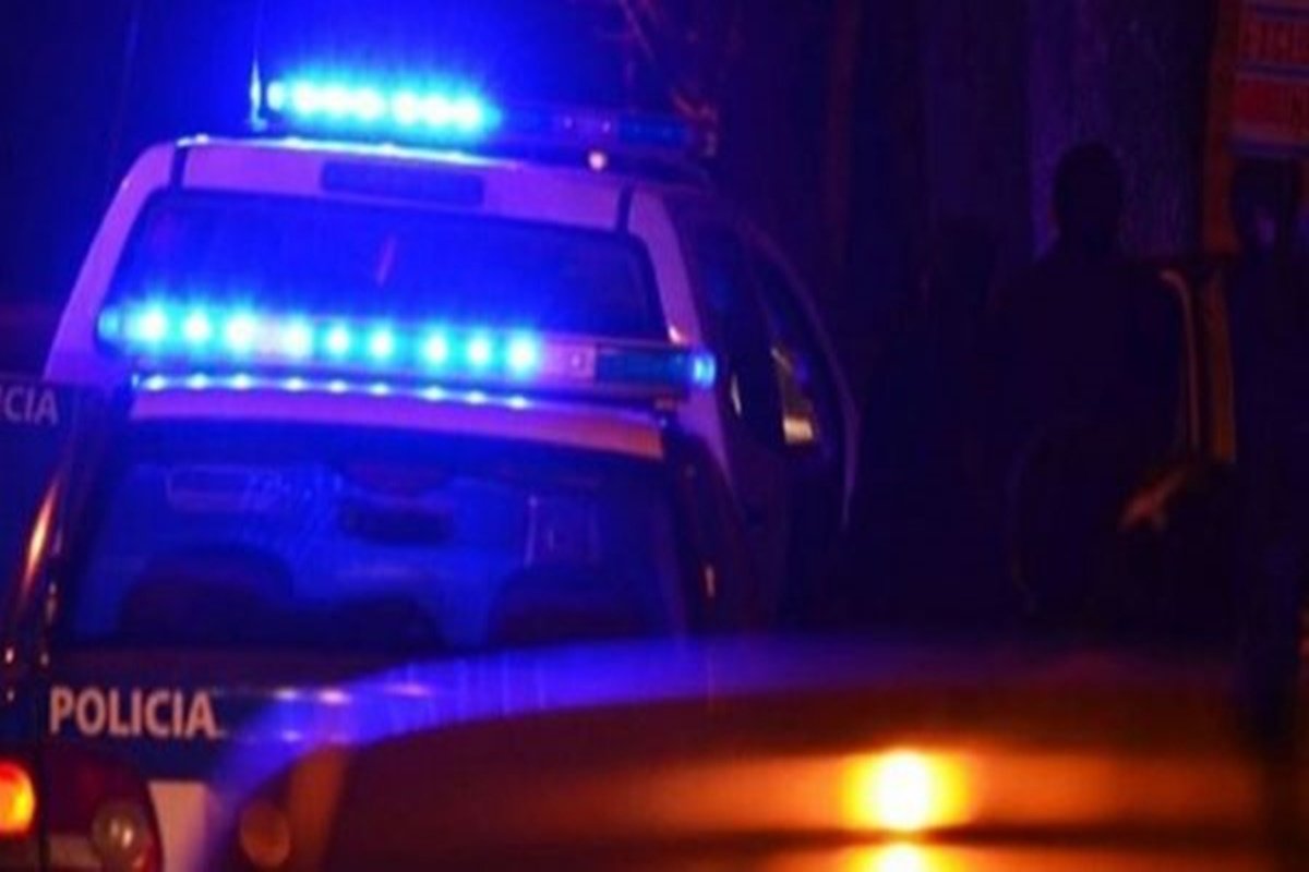 En uno de los domicilios allanados en el barrio Villa Adela, se incaut&oacute; un arma de fuego.