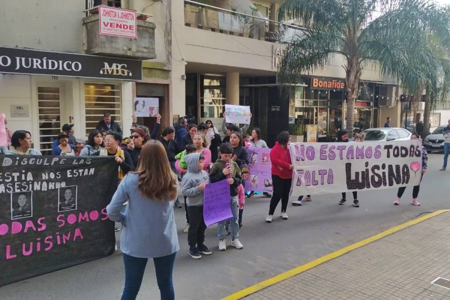 Una de las tantas marchas que ped&iacute;an por la b&uacute;squeda de la joven asesinada. (Diario R&iacute;o Uruguay)
