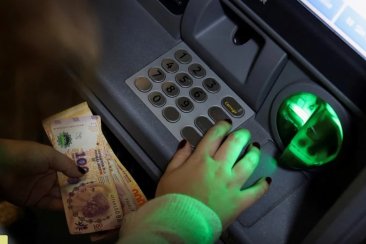El bono no remunerativo a pagar en tres cuotas, es de 120 mil pesos. El bono no remunerativo a pagar en tres cuotas, es de 120 mil pesos.