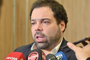 Se refirió además al incremento salarial otorgado por decreto. Se refirió además al incremento salarial otorgado por decreto.