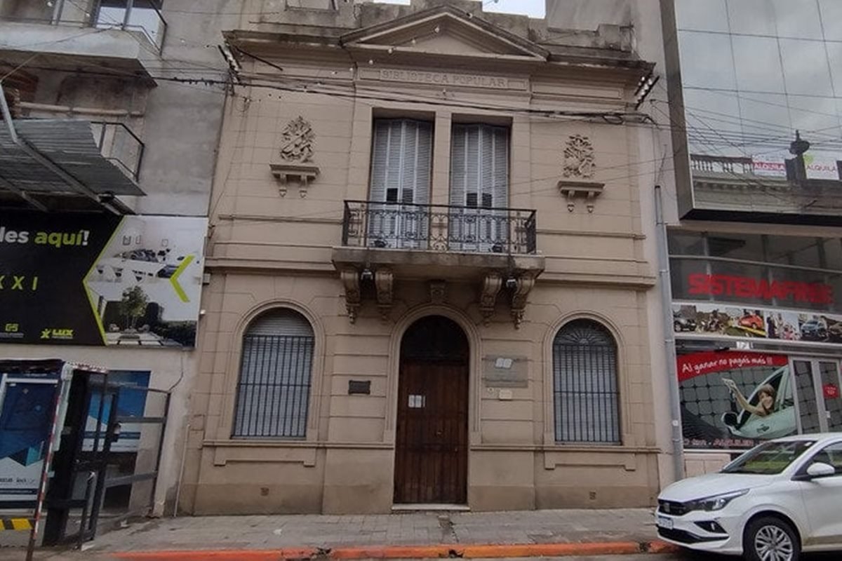 El edificio de la biblioteca que está sobre calle 1° de Mayo
