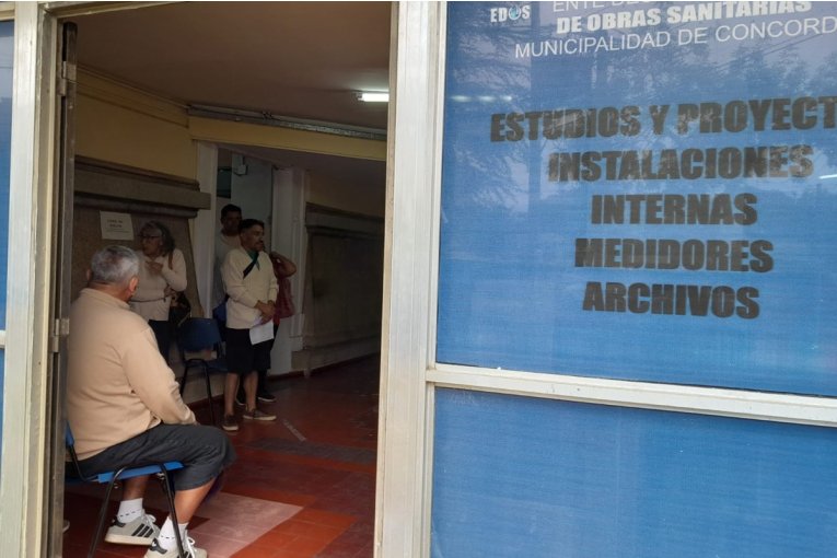 Vecinos de un barrio concordiense reclamaron al EDOS por la falta del agua