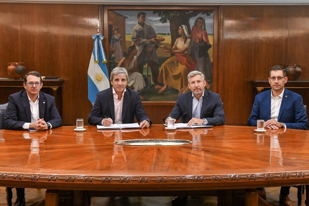 Santiago Caputo y Rogelio Frigerio.