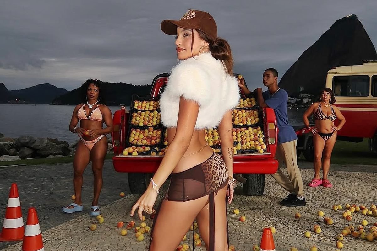 Emilia Mernes grabando un video en las playas de R&iacute;o