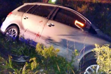 El vehículo quedó semi apoyado sobre su lateral izquierdo. El vehículo quedó semi apoyado sobre su lateral izquierdo.