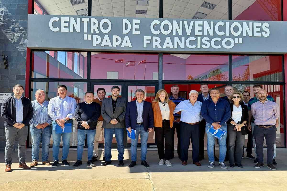 Los intendentes cuestionaron a los espacios que compiten por fuera del partido. Los intendentes cuestionaron a los espacios que compiten por fuera del partido.