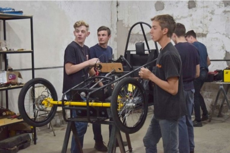 Estudiantes de la T&eacute;cnica 1 participar&aacute;n por tercera vez en un certamen de auto el&eacute;ctricos