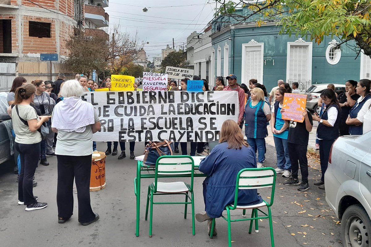La comunidad educativa se reuni&oacute; en la esquina de San Mart&iacute;n y Alvear.