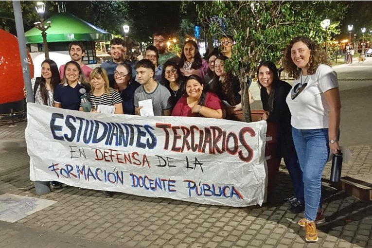 Profesorados de Concordia realizaron una volanteada en defensa de la educación pública