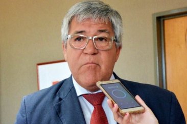Habló del gobernador, la investigación, el tema prótesis y manejos de la obra. Habló del gobernador, la investigación, el tema prótesis y manejos de la obra.