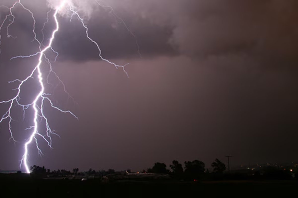 La regi&oacute;n bajo alerta naranja por tormentas.