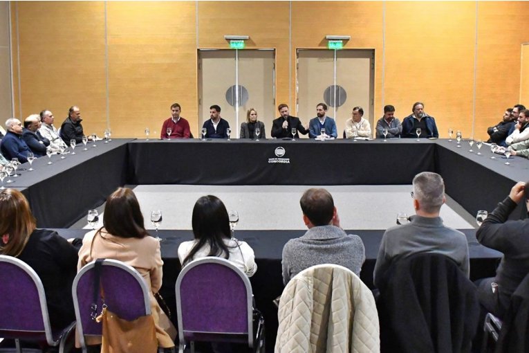 Azcue pidió a su equipo optimizar recursos ante "la caída de ingresos por coparticipación nacional”