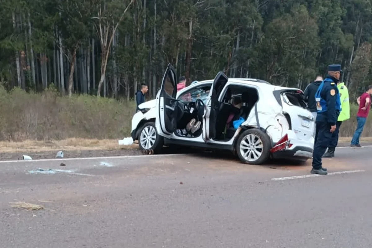 El vehículo perdió el control y volcó sobre el cantero central. El vehículo perdió el control y volcó sobre el cantero central.