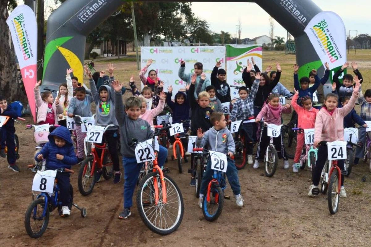 Los chicos disfrutaron de una tarde en bicicleta. Los chicos disfrutaron de una tarde en bicicleta.