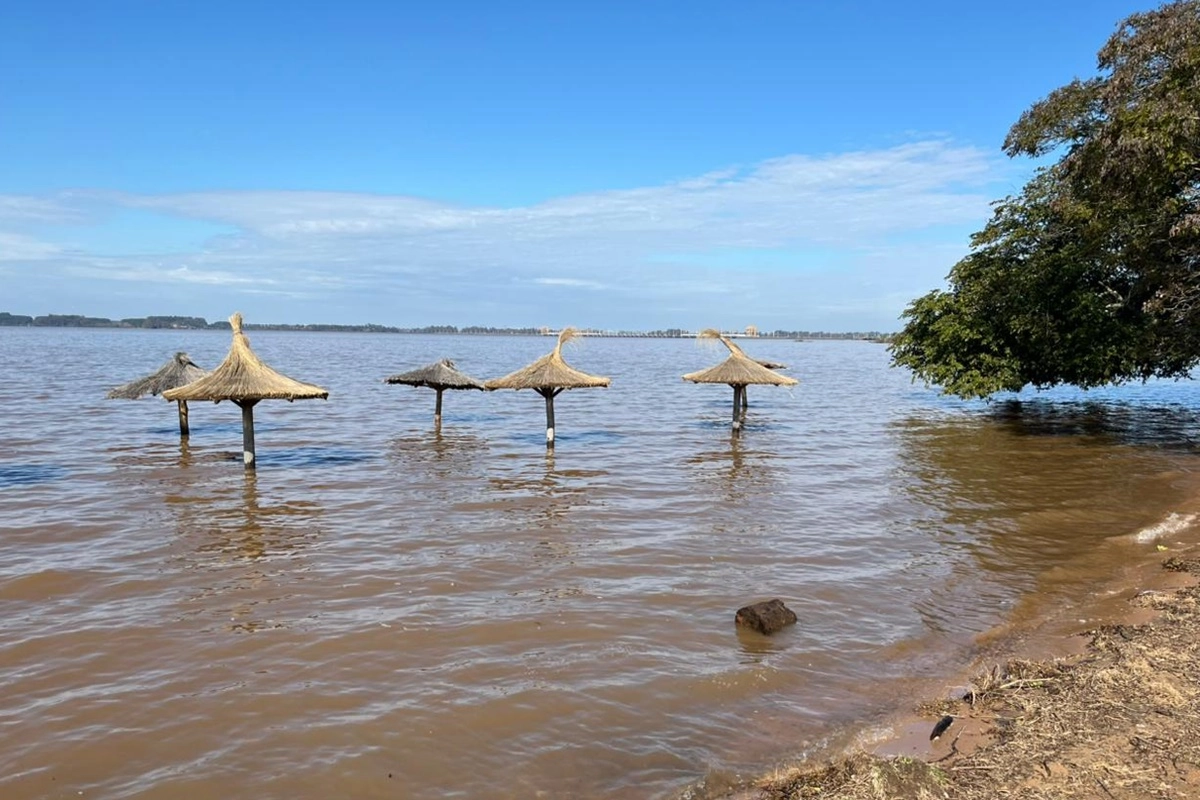Así se visualiza este lunes el lago, en la playa Sol. Así se visualiza este lunes el lago, en la playa Sol.