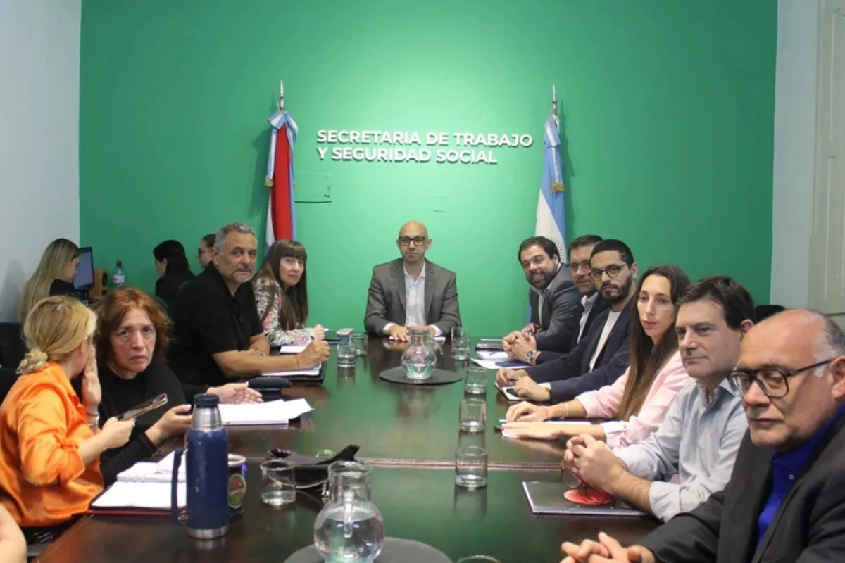 “Hay una evidente pérdida del salario y un retroceso salarial muy grande”, enfatizó. “Hay una evidente pérdida del salario y un retroceso salarial muy grande”, enfatizó.