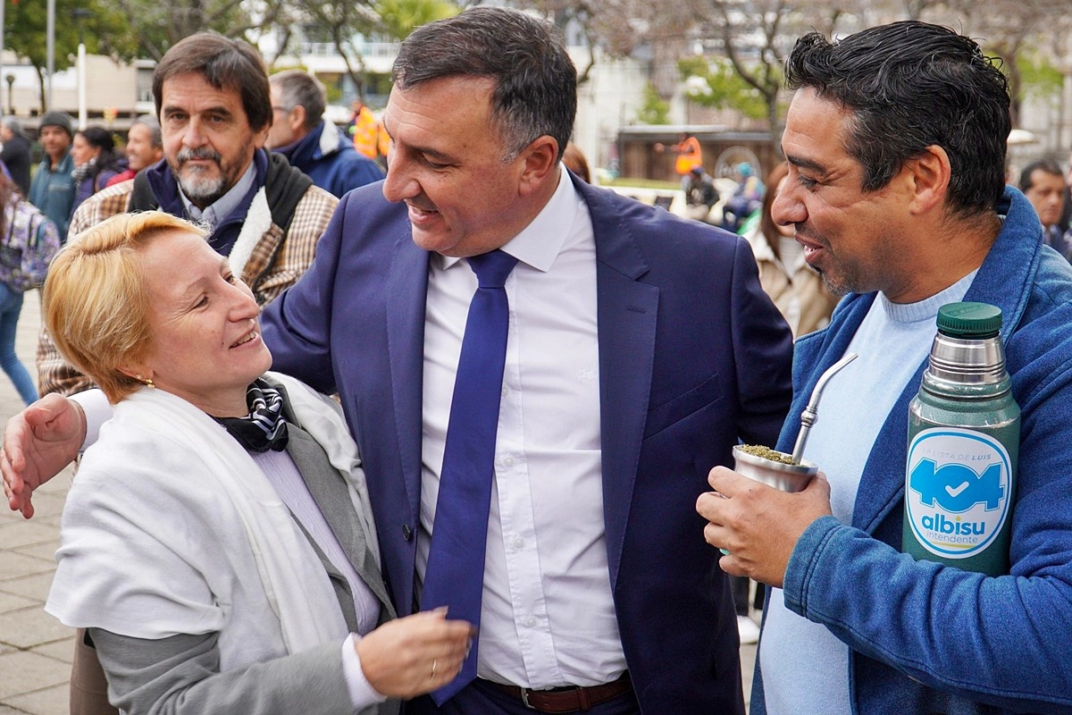 Albisu dialogando con vecinos de Salto el día de la asunción Albisu dialogando con vecinos de Salto el día de la asunción