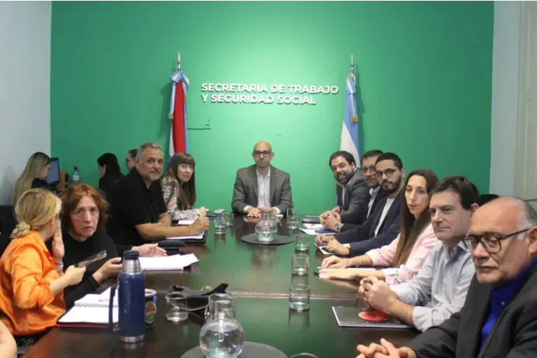 El recorte de las horas extras reconfigurará la discusión paritaria estatal