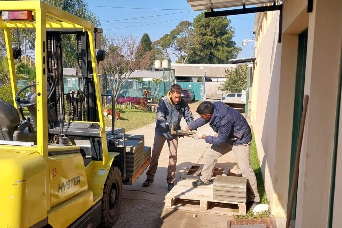 La entrega consistió en 25 metros cuadrados de mosaicos granito. La entrega consistió en 25 metros cuadrados de mosaicos granito.