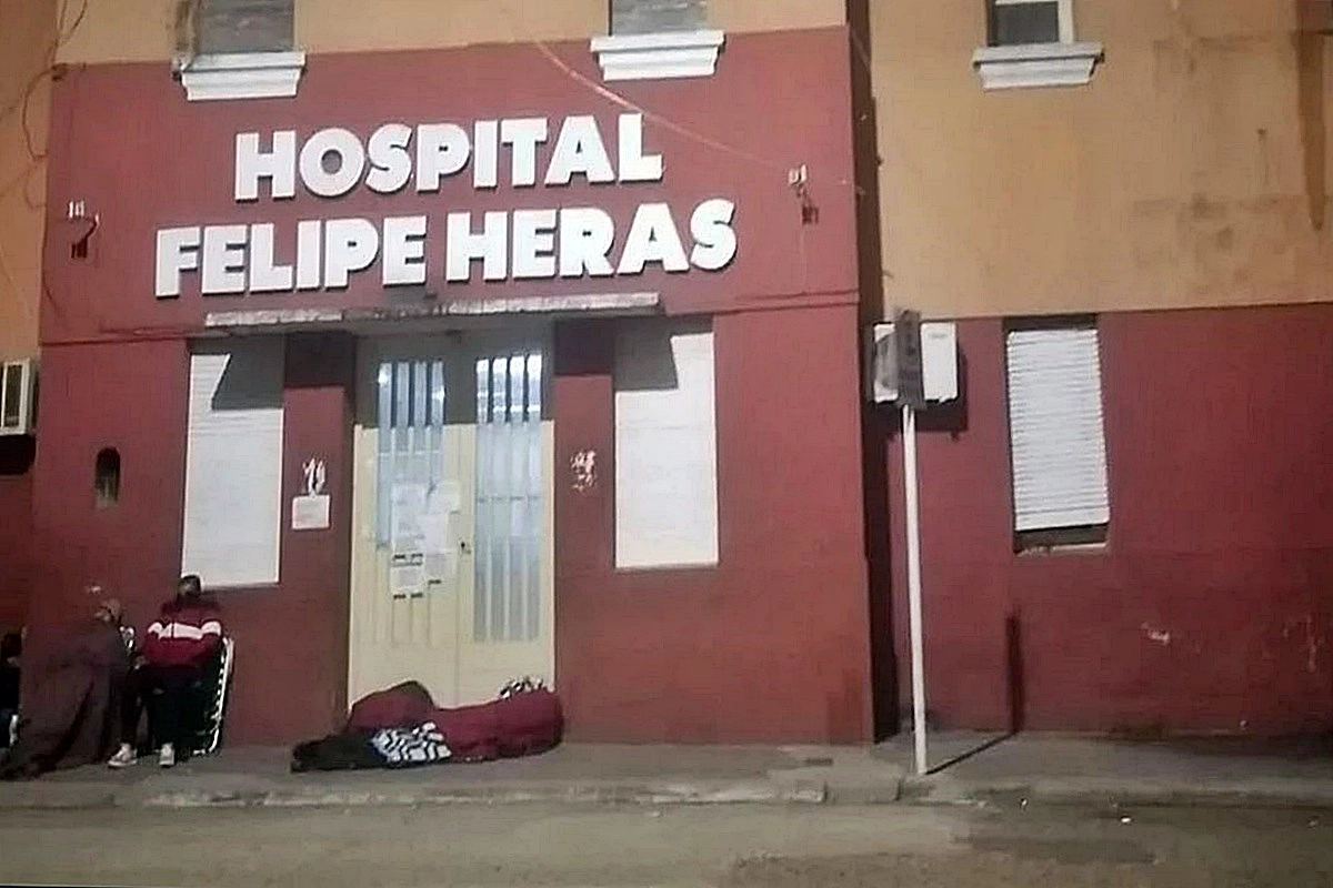 Personas durmiendo en la vereda del Heras Personas durmiendo en la vereda del Heras