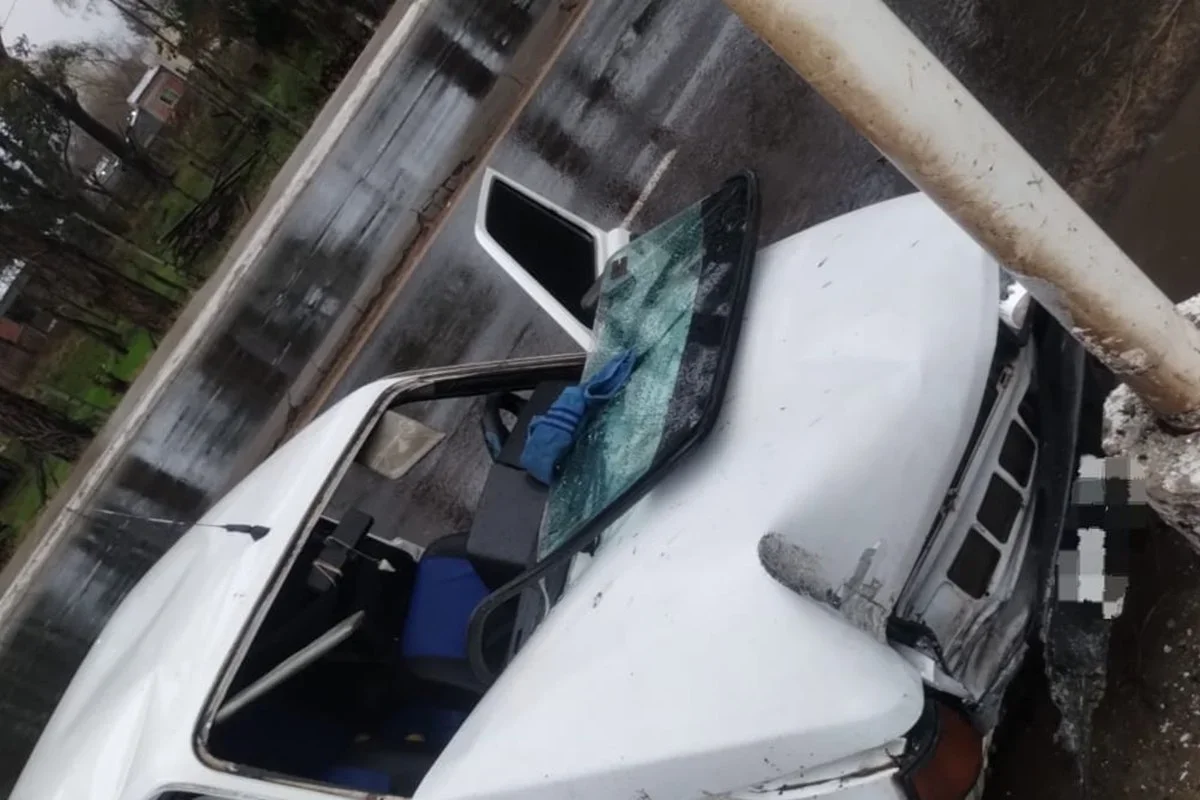 La conductora perdió el control de su vehículo. La conductora perdió el control de su vehículo.