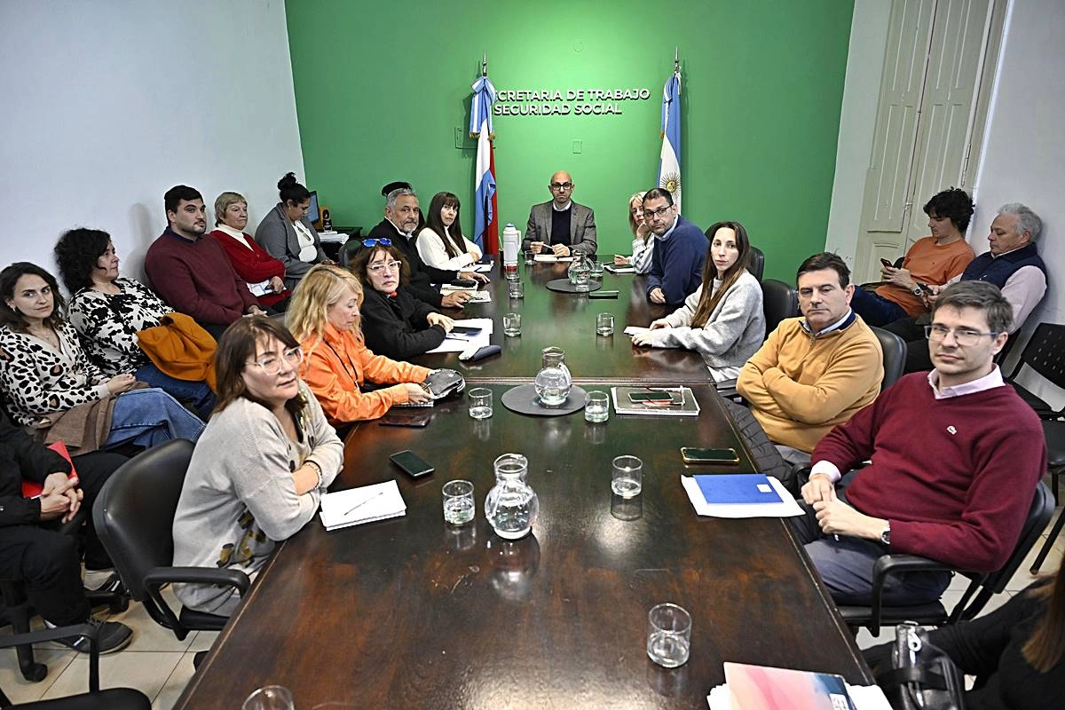 Los gremios y representantes del Ejecutivo en reunión paritaria. Los gremios y representantes del Ejecutivo en reunión paritaria.