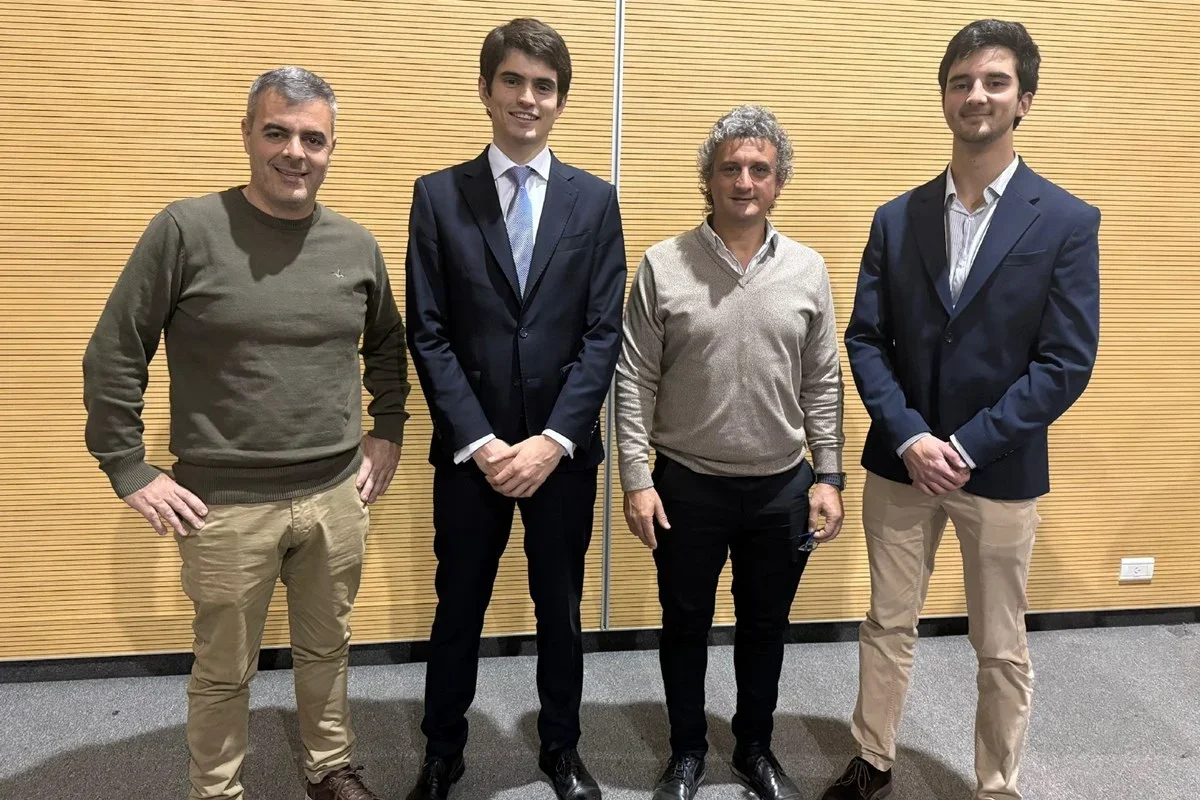 Autoridades de Federación junto a directivos de la empresa aérea Autoridades de Federación junto a directivos de la empresa aérea