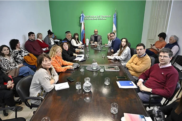 En la reunión por paritarias el Gobierno ofreció con los gremios estatales una propuesta salarial por tres meses