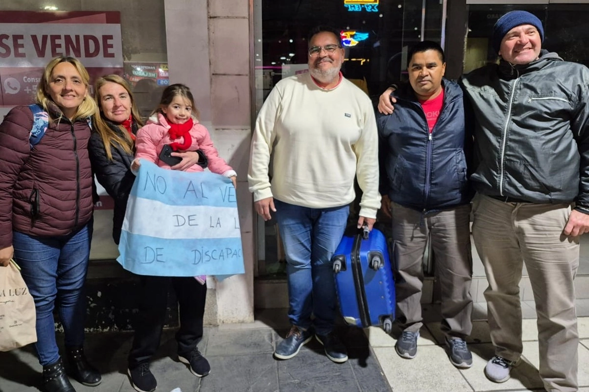 Fueron calurosamente recibidos en su regreso. Fueron calurosamente recibidos en su regreso.