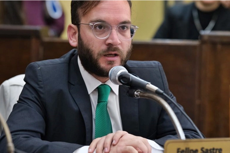 Sastre deslizó que "hay muchos interesados" en hacerse cargo de la Radio Pública