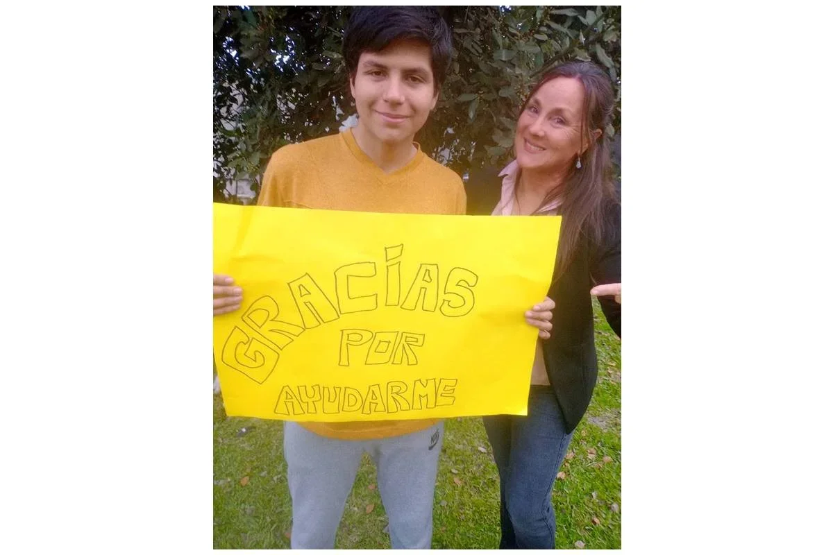 Junto una gran cantidad de latas para viaje de egresados.