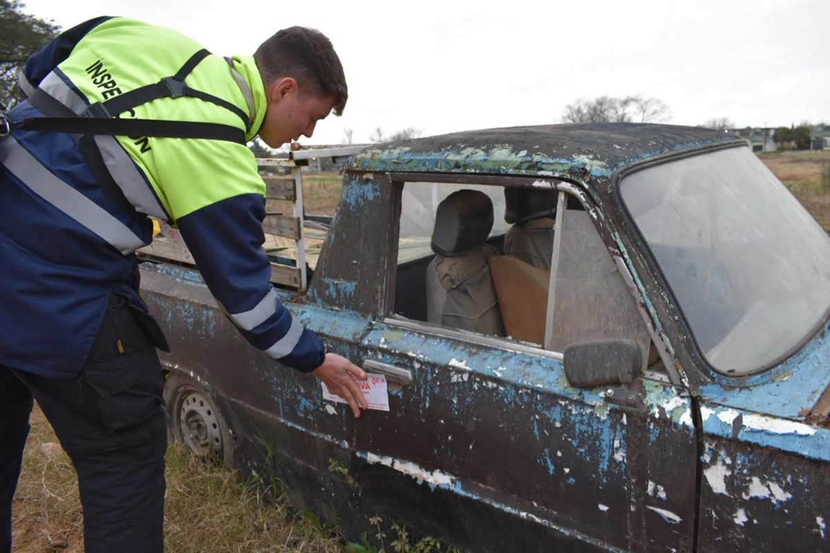 Los vehículos se encontraban abandonados en la vía pública. Los vehículos se encontraban abandonados en la vía pública.