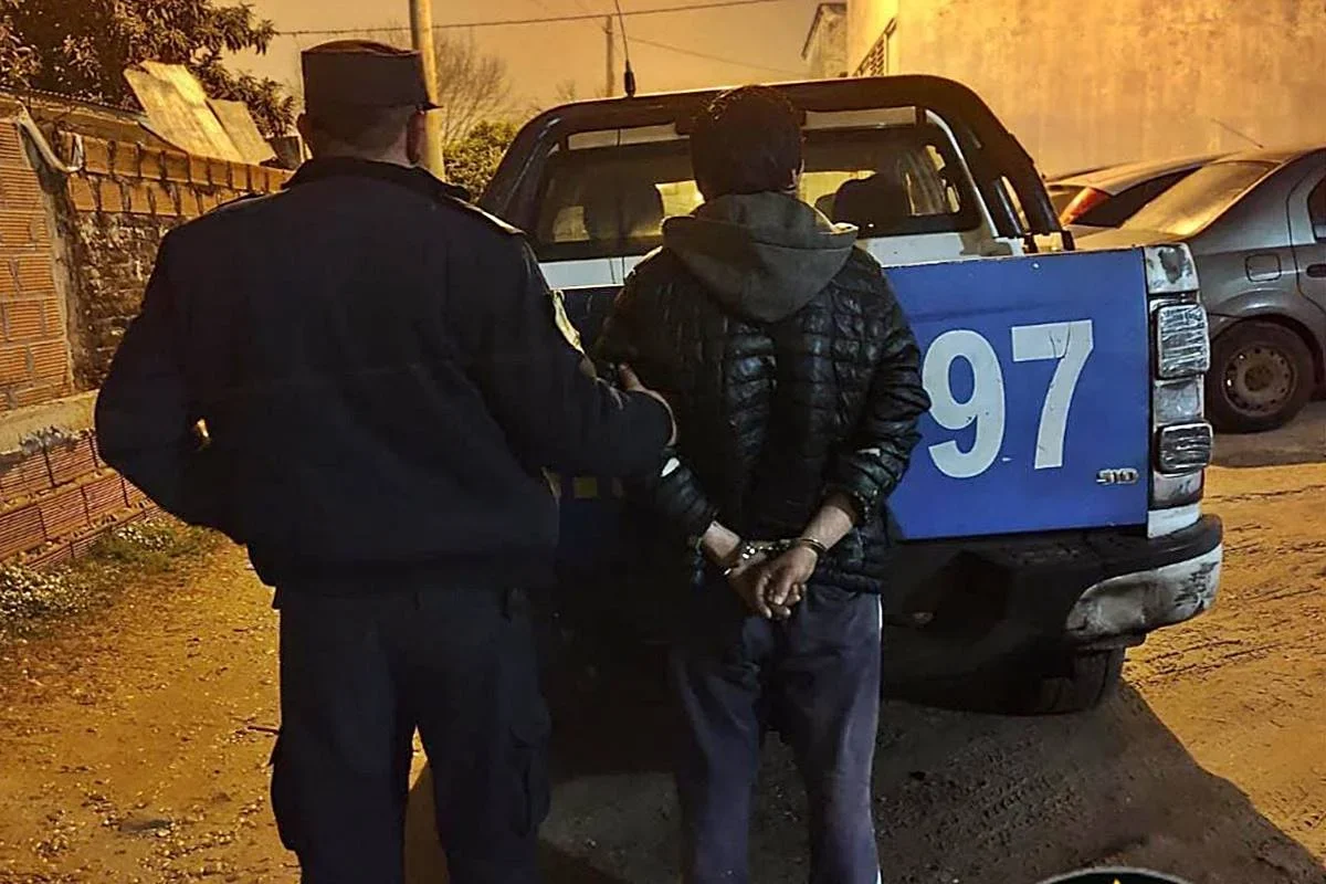 El sujeto fue atrapado por los vecinos tras robas en una casa.