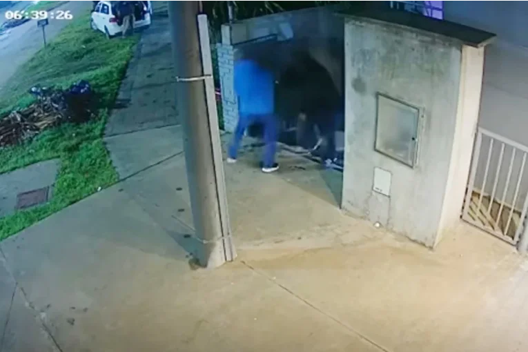 Un video muestra a los ladrones llev&aacute;ndose las cajas fuertes de la estaci&oacute;n de servicio en Chajar&iacute;