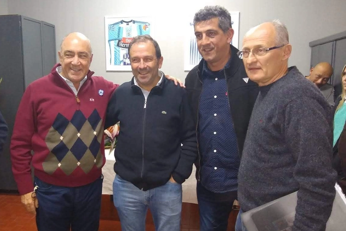 Pezzotta y Pompei junto al Pte. de la liga local Julio Larroca. Pezzotta y Pompei junto al Pte. de la liga local Julio Larroca.
