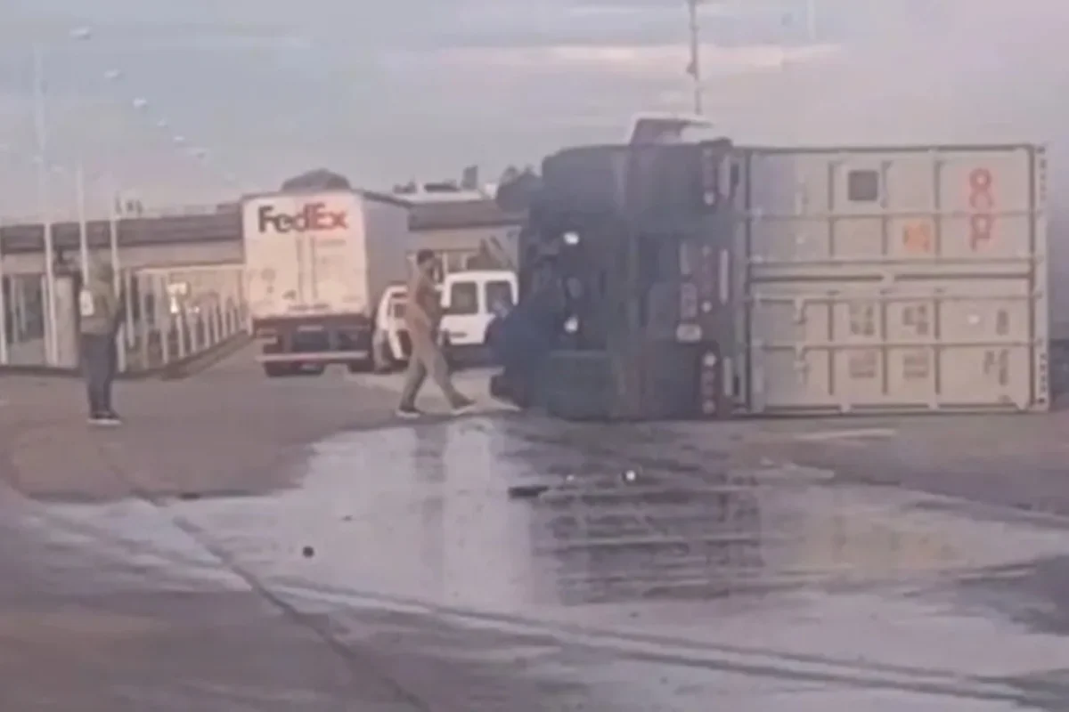 As&iacute; quedo el cami&oacute;n que intento esquivar el tronco del otro vehiculo.