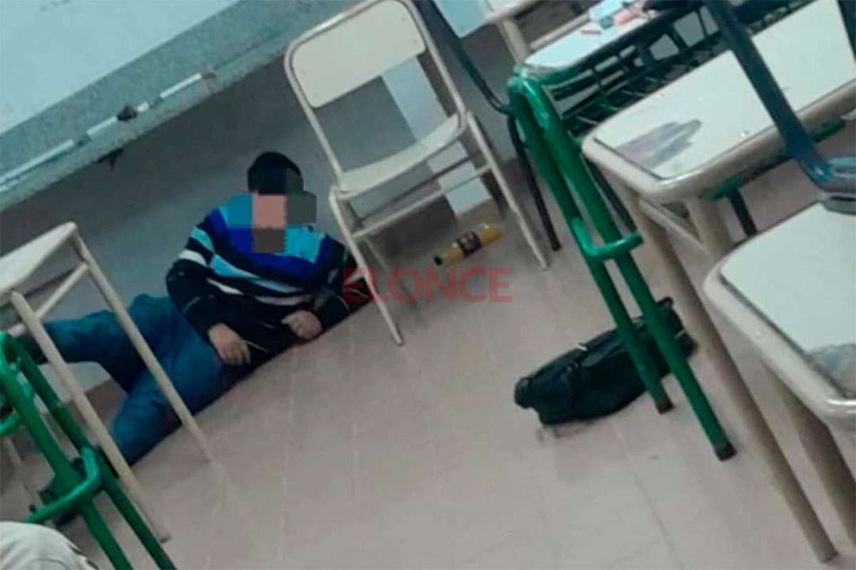 Los alumnos debieron resguardarse bajo los bancos. Los alumnos debieron resguardarse bajo los bancos.