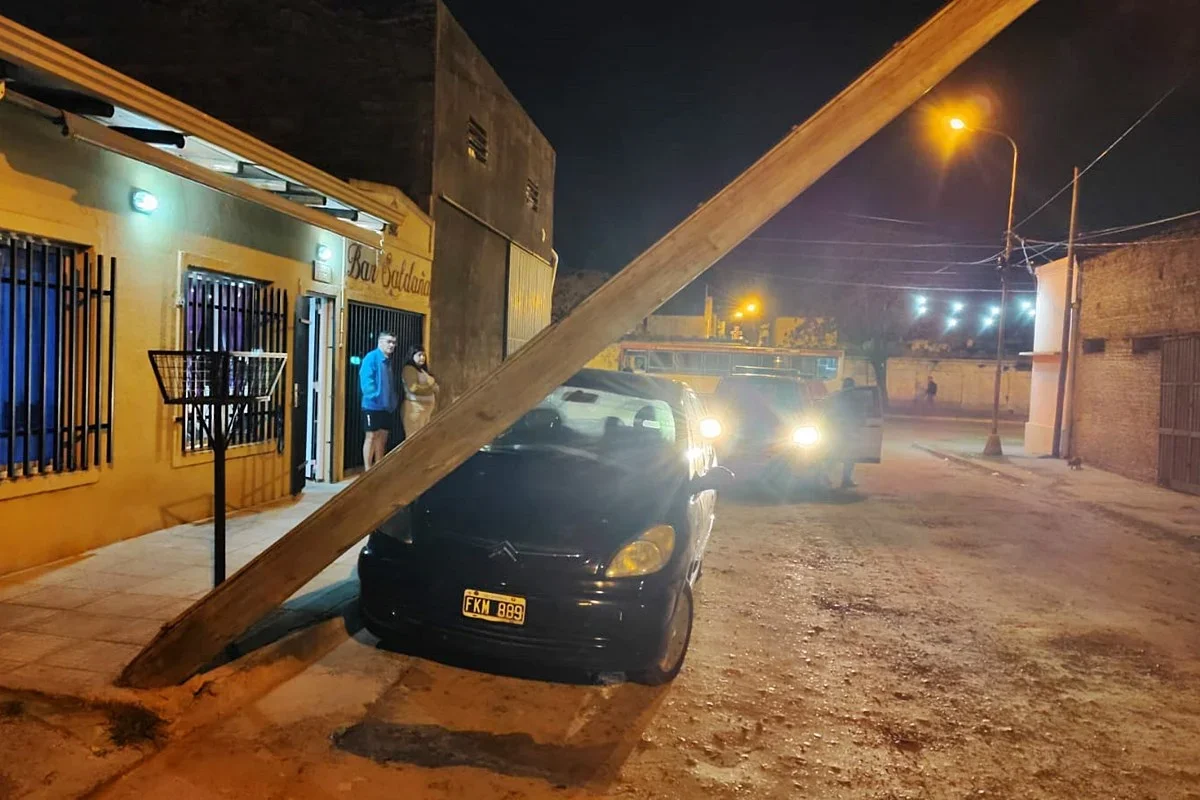 El poste apoyado sobre el vehículo perjudicado